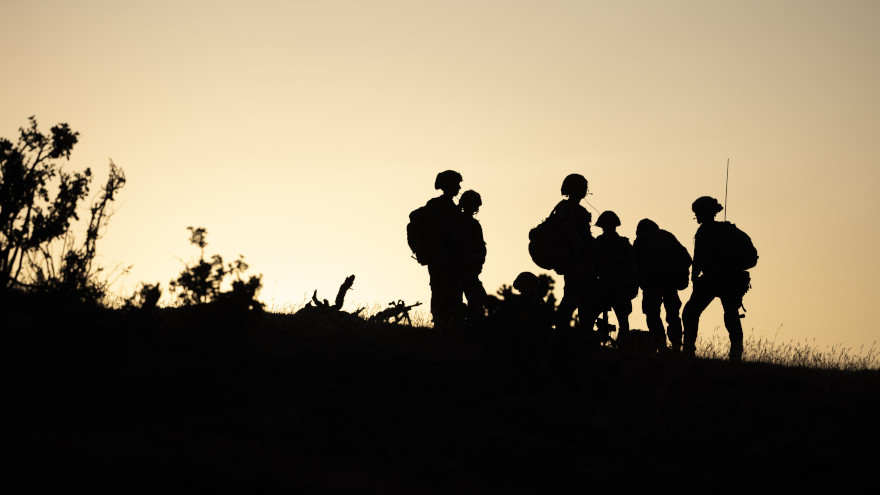 Airborne soldiers on exercise. UK MOD © Crown copyright 2023